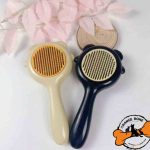 شانه کشیدن موی حیوانات